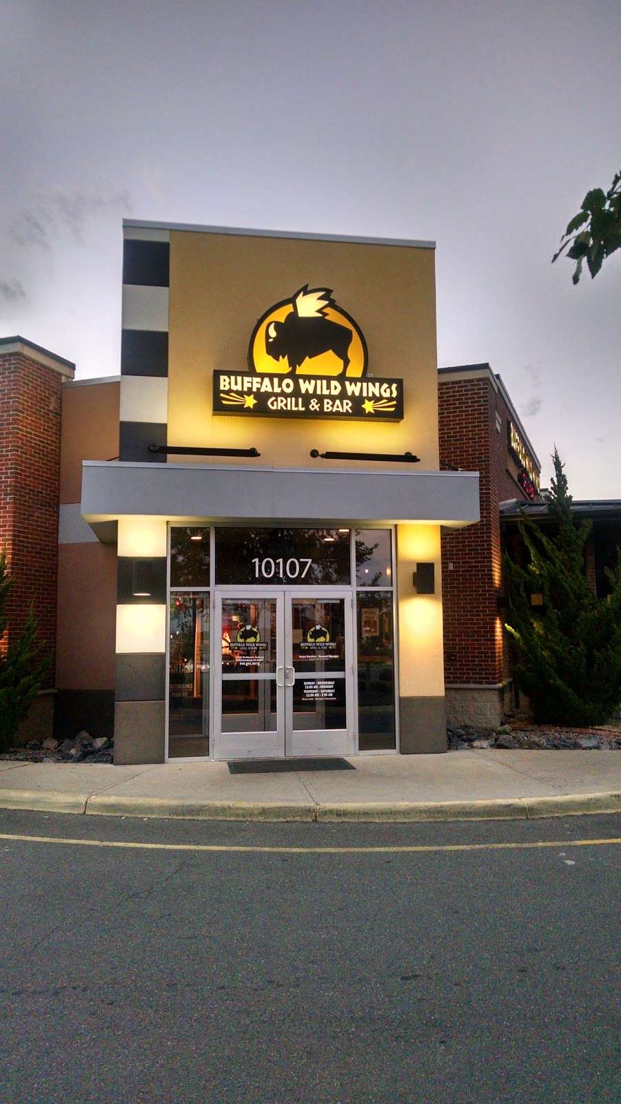 Buffalo Wild Wings | 10107 Southpoint Pkwy, Fredericksburg, VA 22407, USA | Phone: (540) 891-0870