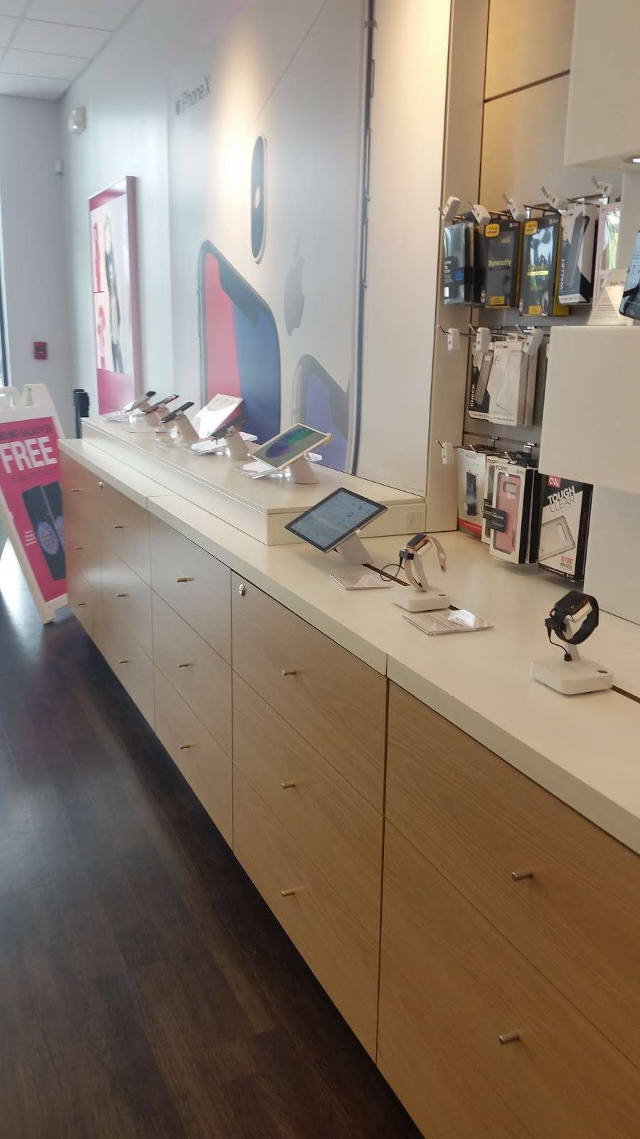 T-Mobile | 655 NW Blue Pkwy, Lees Summit, MO 64086 | Phone: (816) 525-2761