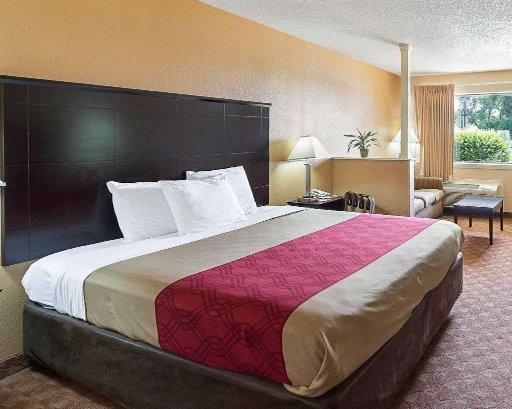 Econo Lodge Inn & Suites Downtown Northeast | 2755 N PanAm Expy, San Antonio, TX 78208, USA | Phone: (210) 229-9220