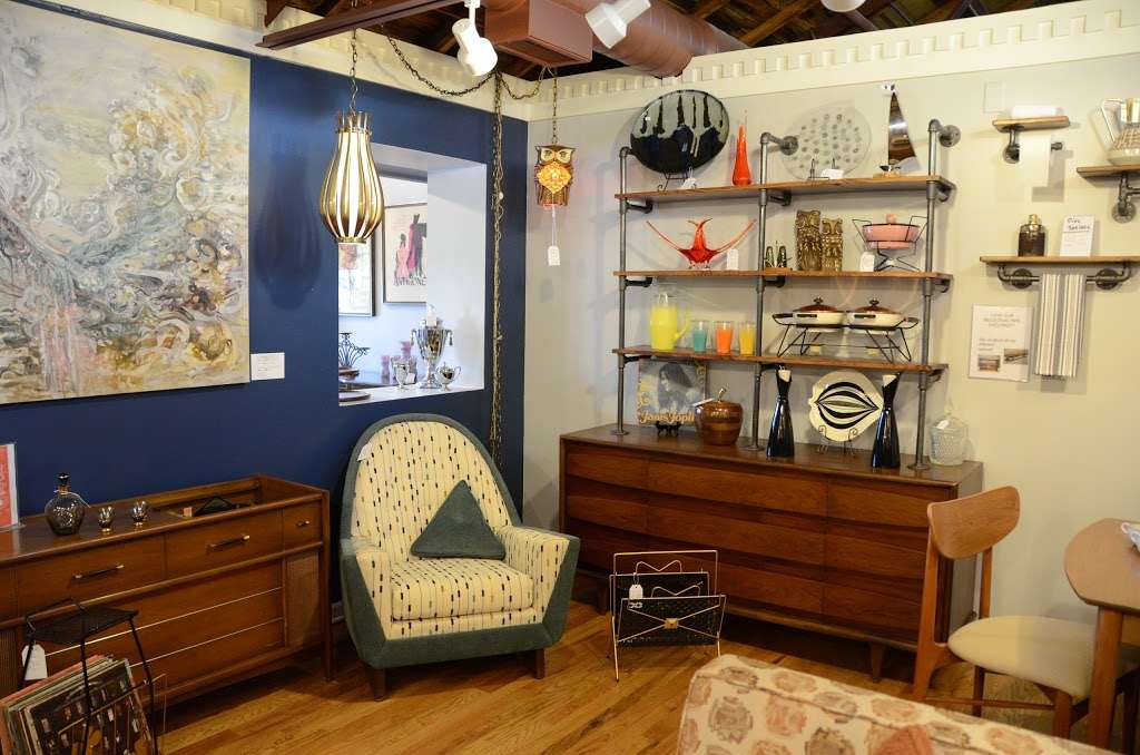 2 Layton Ladies Antiques & Uniques | 11 S White St #203, Frankfort, IL 60423, USA | Phone: (779) 333-7267