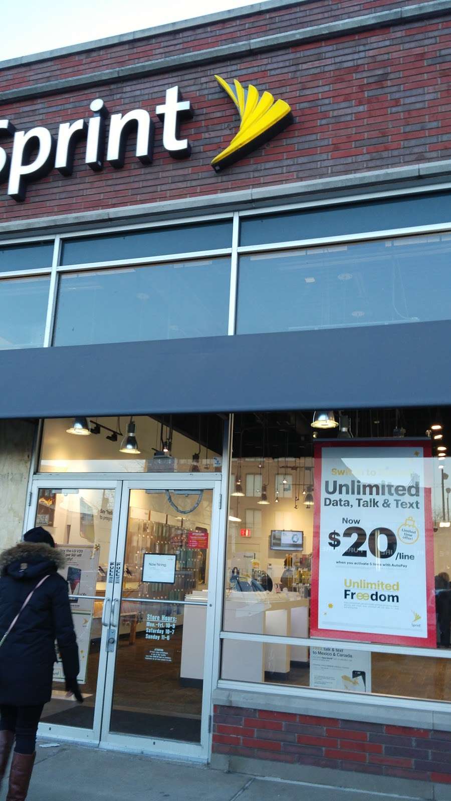 Sprint Store | 2000 N Clybourn Ave, Chicago, IL 60614, USA | Phone: (773) 935-5065