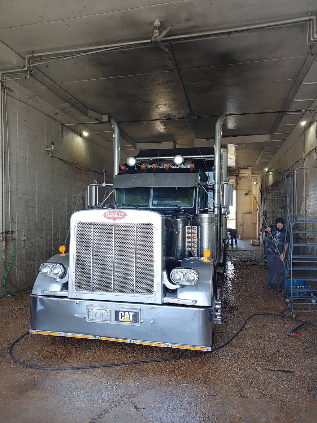 Crossroads Truck Wash | 4201 Petro Rd, West Memphis, AR 72301, USA | Phone: (870) 733-9194