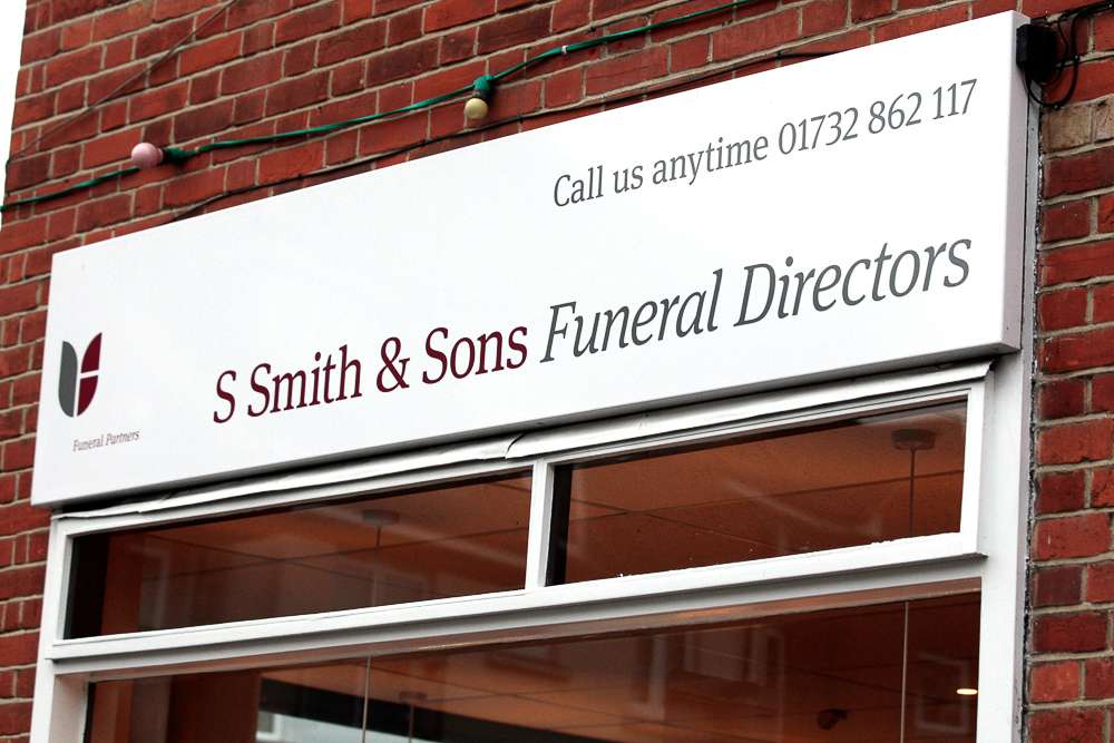 S Smith & Sons Funeral Directors | 2C High St, Edenbridge TN8 5AG, UK | Phone: 01732 862117