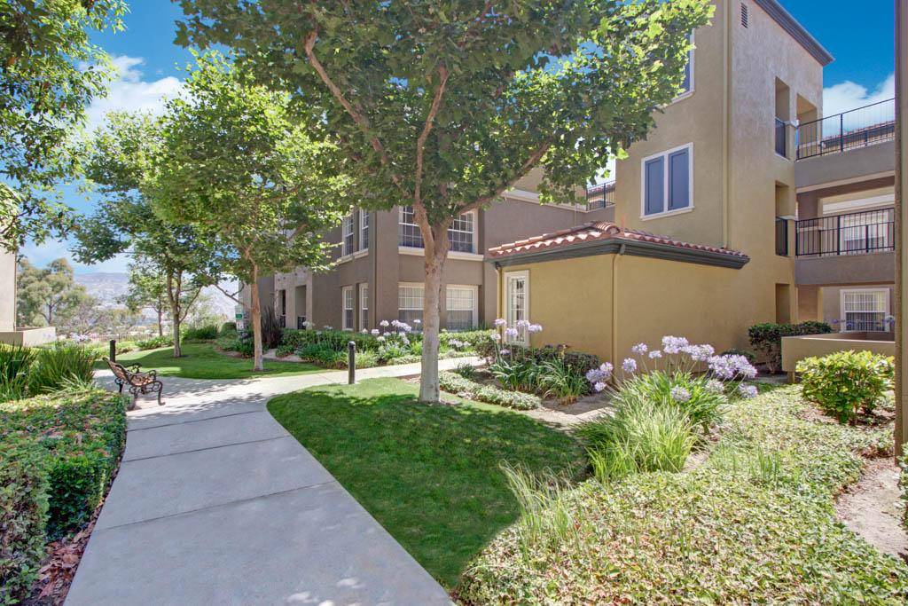 Overlook at Anaheim Hills Apartments | 225 S Festival Dr, Anaheim, CA 92808, USA | Phone: (714) 282-2276