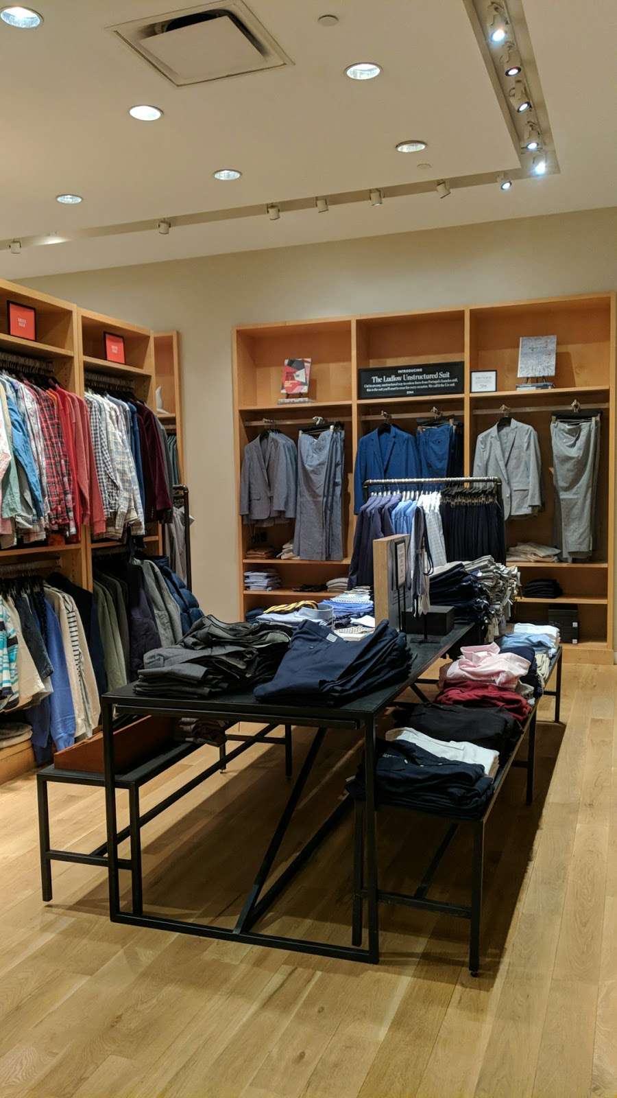 J.Crew | 1524 Redwood Hwy Space C23, Corte Madera, CA 94925 | Phone: (415) 927-2005