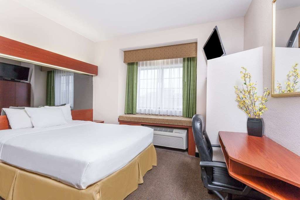 Days Inn by Wyndham near Kansas Speedway | 7721 Elizabeth Ave, Kansas City, KS 66112 | Phone: (913) 624-3459