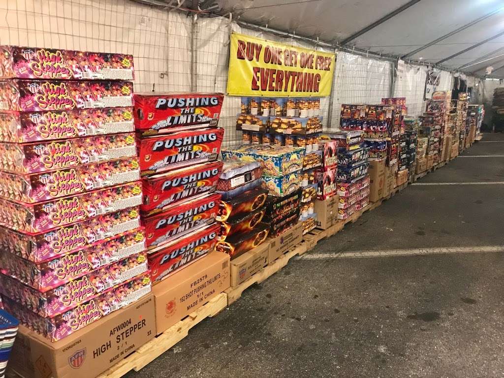 On The Line Fireworks | 4010 E, FL-60, Plant City, FL 33567 | Phone: (813) 967-6838