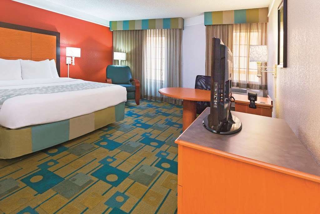 La Quinta Inn & Suites by Wyndham Dallas DFW Airport North | 4850 W John Carpenter Fwy, Irving, TX 75063, USA | Phone: (972) 915-4022
