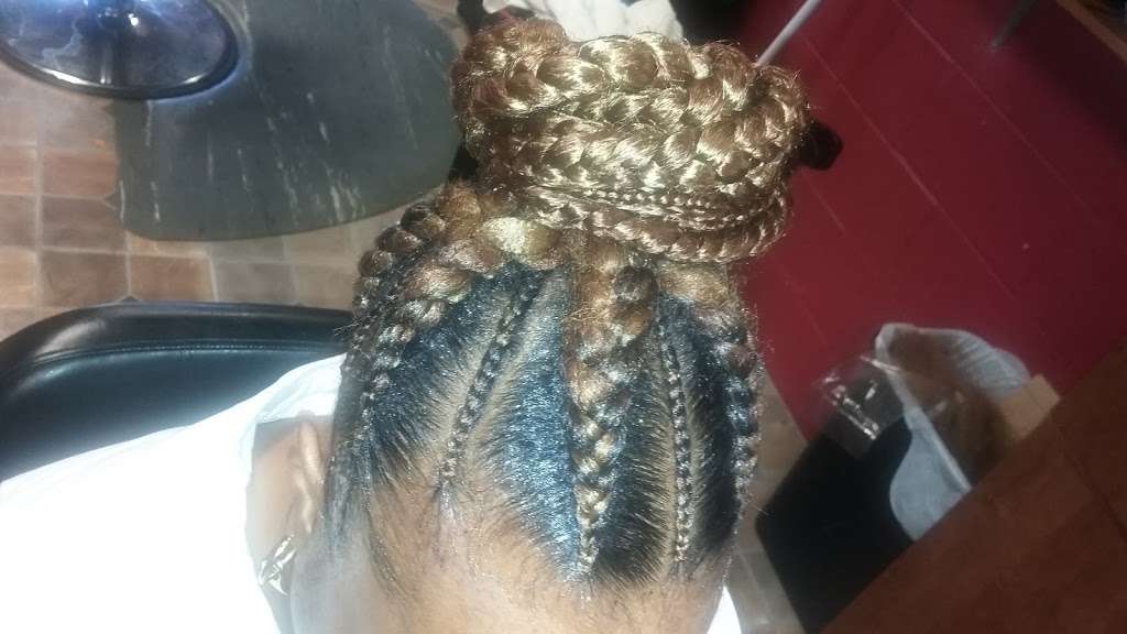 Buyi African hair braiding Salon | 644 Lorraine Ave, Waukegan, IL 60085, USA | Phone: (224) 733-7321