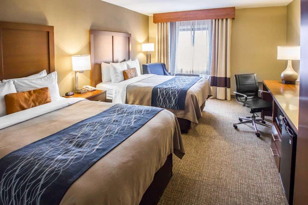 Comfort Inn - lodging  | Photo 2 of 10 | Address: 725 River Rd, Edgewater, NJ 07020, USA | Phone: (201) 943-3131