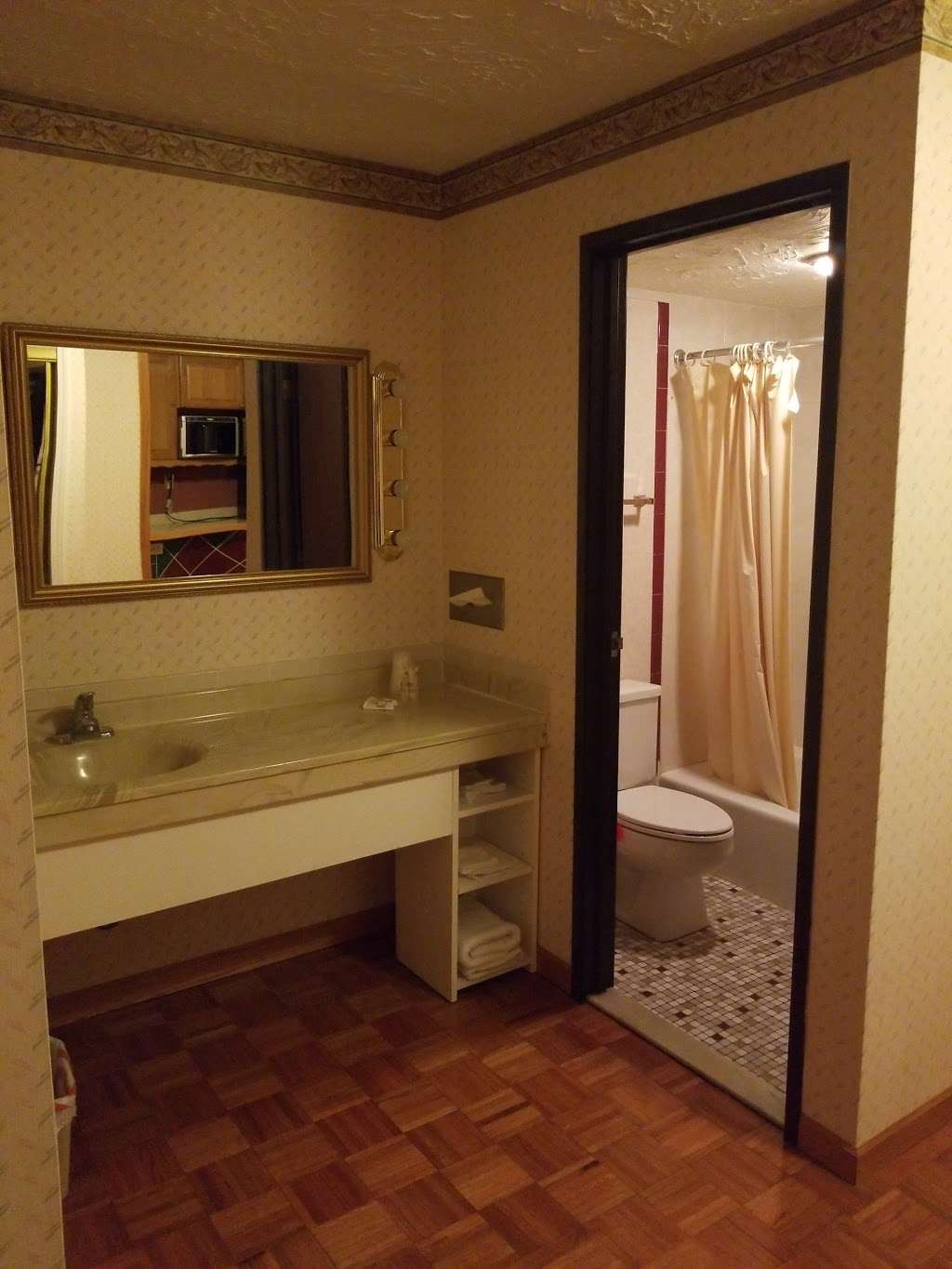 Chateau Royale Inn | 135 Main St, Lake Geneva, WI 53147, USA | Phone: (262) 248-9630