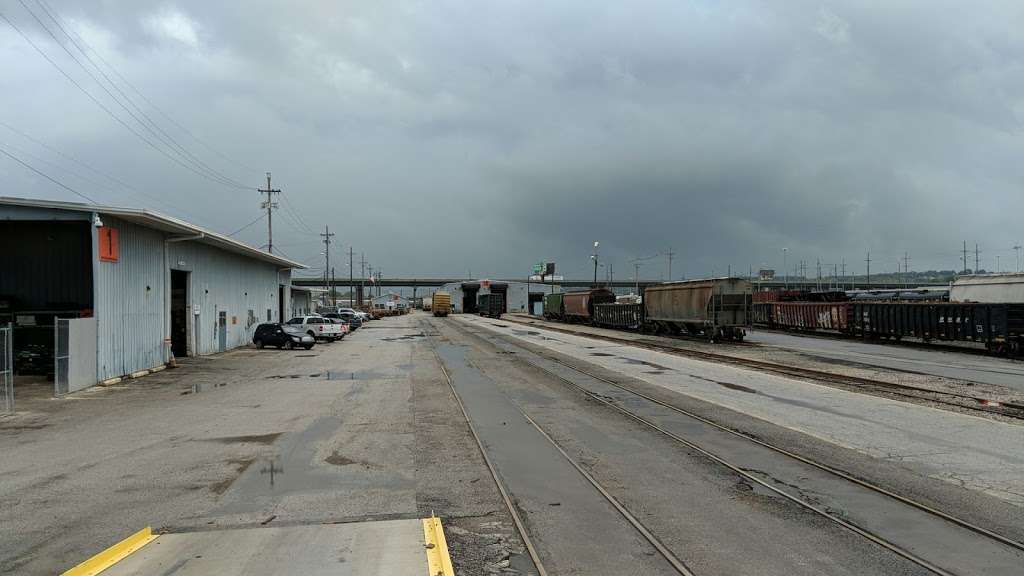 Bnsf dock 1 car delivery | Service Rd, Kansas City, KS 66106, USA | Phone: (913) 551-4344