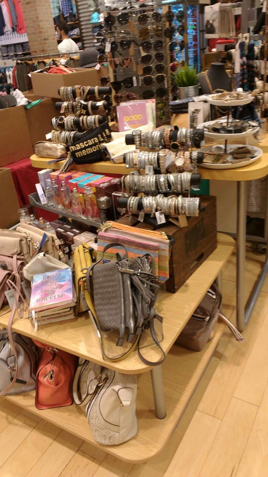 Buckle | 1837 Village West Pkwy Ste B105, Kansas City, KS 66111, USA | Phone: (913) 334-9655