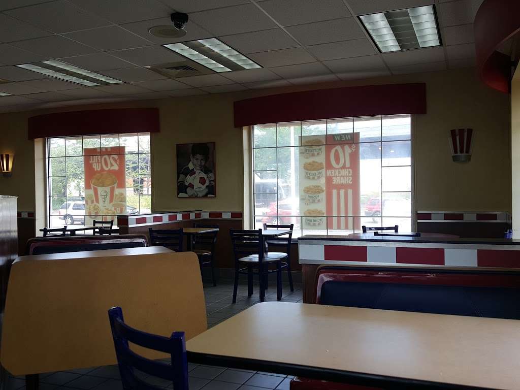 KFC | 10556 S Indianapolis Ave, Chicago, IL 60617, USA | Phone: (773) 374-8404