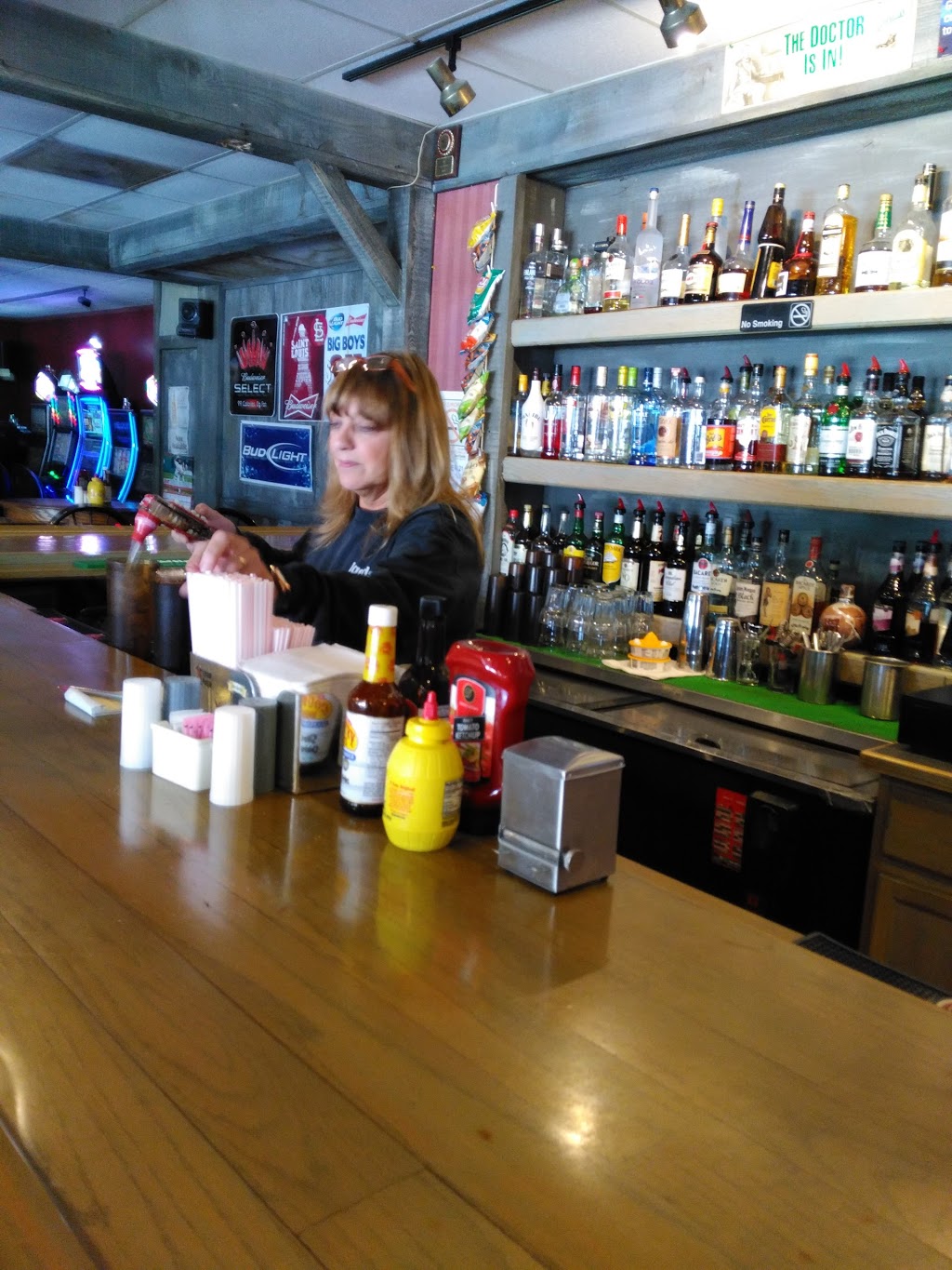 Magnums Bar and Grill | 407 E Main St, East Alton, IL 62024, USA | Phone: (618) 259-3794