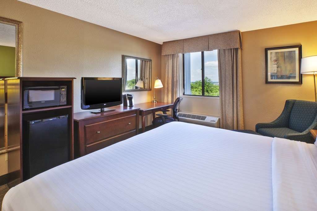 Holiday Inn Express & Suites Germantown - Gaithersburg | 20260 Goldenrod Ln, Germantown, MD 20876, USA | Phone: (301) 428-1300