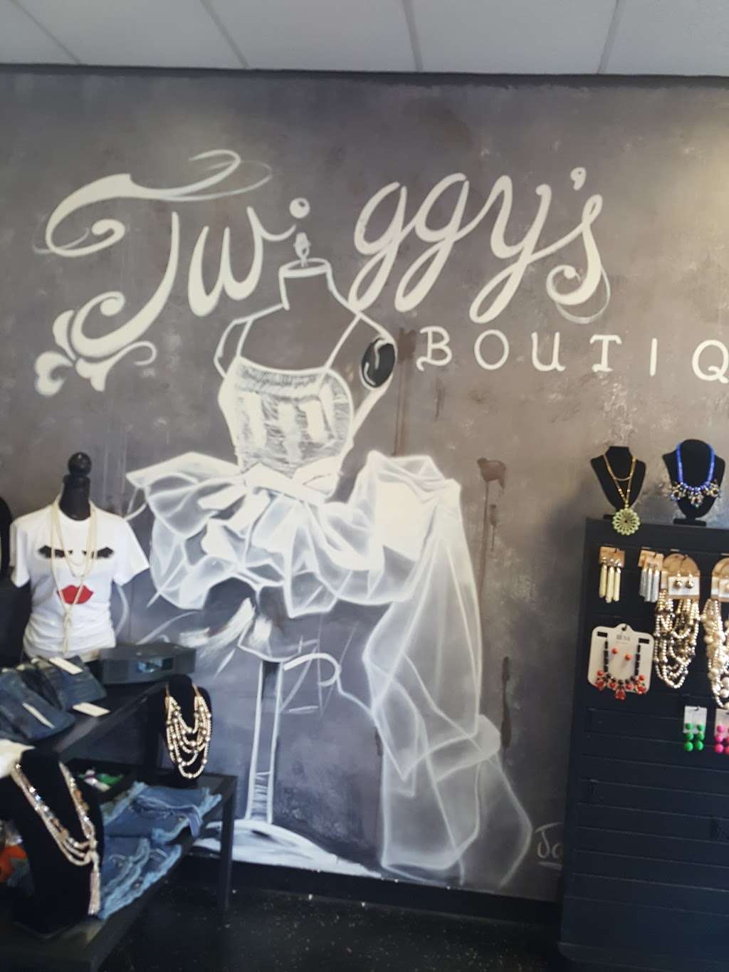 Twiggys Boutique & Salon | 3815 Irvington Blvd, Houston, TX 77009, USA | Phone: (713) 697-0001