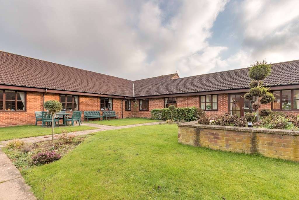 Barchester - Derham House Care Home | Harwood Hall Ln, Upminster RM14 2YP, UK | Phone: 01708 641441