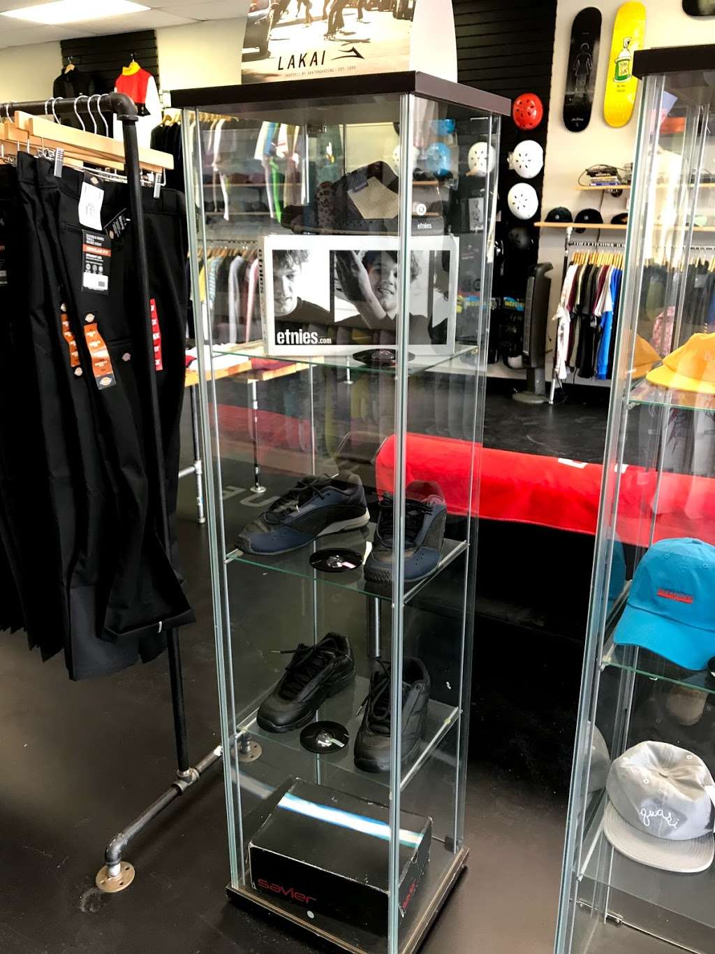 Geometric Skate Shop | 320 W Rankin Rd suite b, Houston, TX 77090, USA | Phone: (281) 836-6113