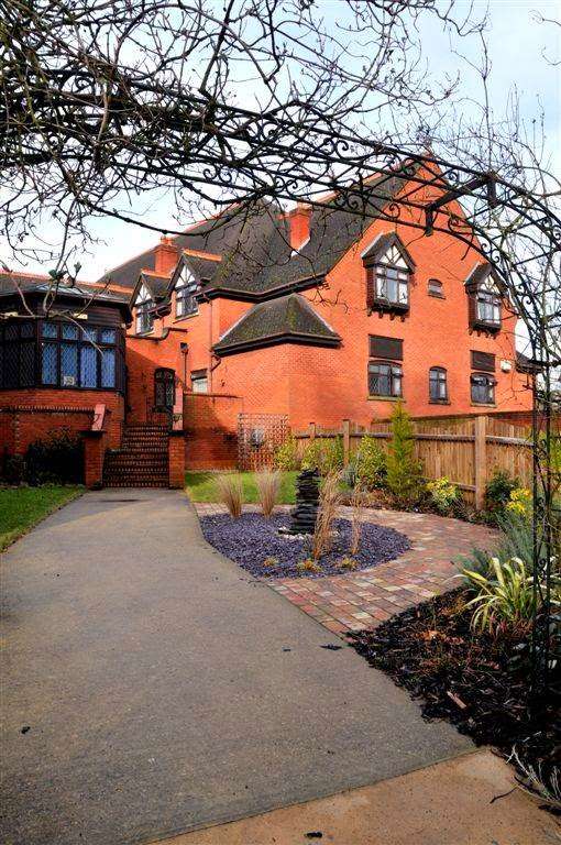 GOLD CARE HOMES - Heath Lodge Care Home | Danesbury Park Rd, Welwyn, Codicote, Welwyn AL6 9SN, UK | Phone: 01438 716180