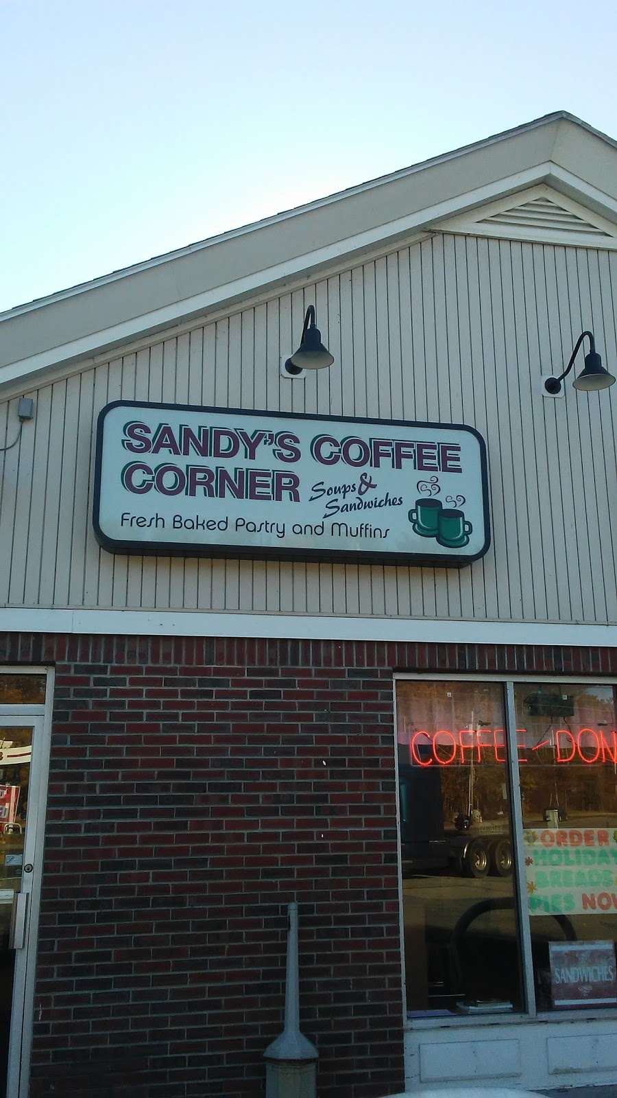 Sandys Coffee Corner | 12 Monponsett St, Hanson, MA 02341, USA | Phone: (781) 293-9824