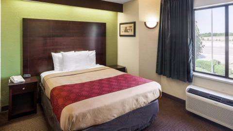 Econo Lodge Inn & Suites Richardson-Dallas | 2458 N Central Expy, Richardson, TX 75080, USA | Phone: (972) 470-9440