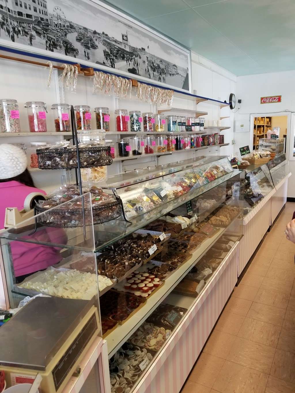 Swell Willeys Handmade Candy & Ice Cream serving Mass & NH | 4 Broadway, Salisbury, MA 01952 | Phone: (978) 465-5541