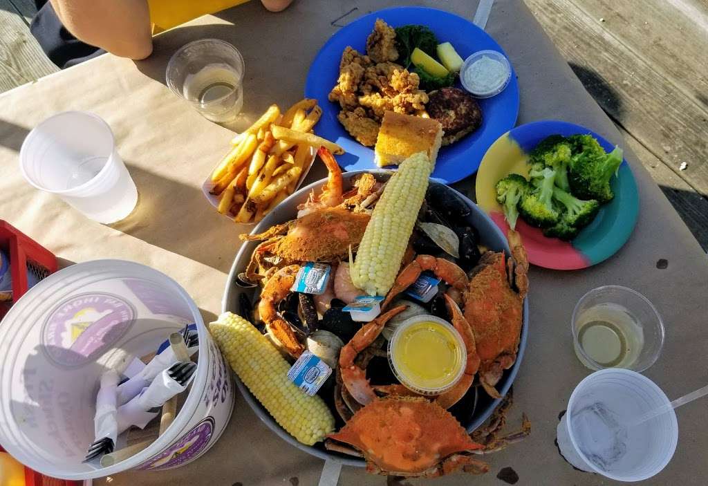 Harris Crab House | 433 Kent Narrow Way N, Grasonville, MD 21638, USA | Phone: (410) 827-9500