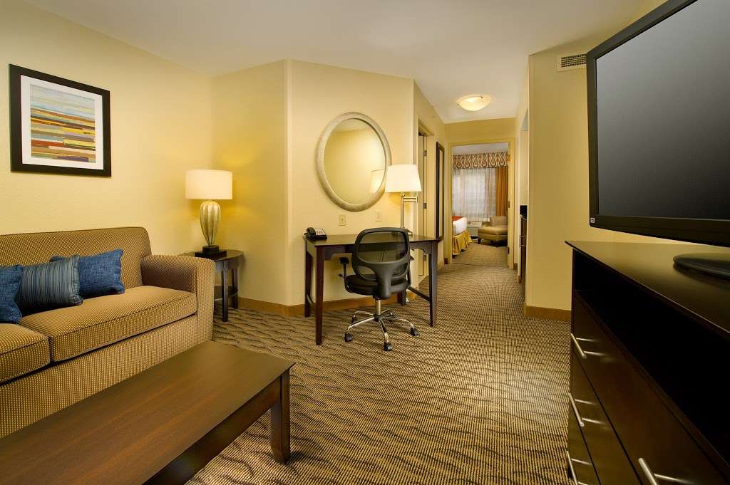 Holiday Inn Express & Suites Manassas | 10810 Battleview Pkwy, Manassas, VA 20109 | Phone: (703) 393-9797