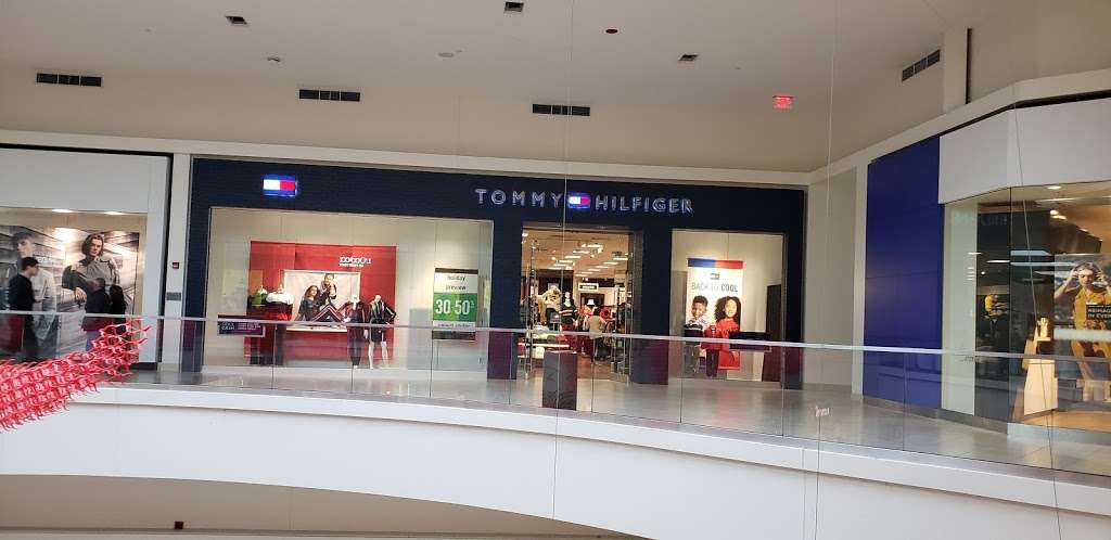 Tommy Hilfiger | 5220 Fashion Outlets Way Ste 2245, Rosemont, IL 60018, USA | Phone: (847) 233-9742