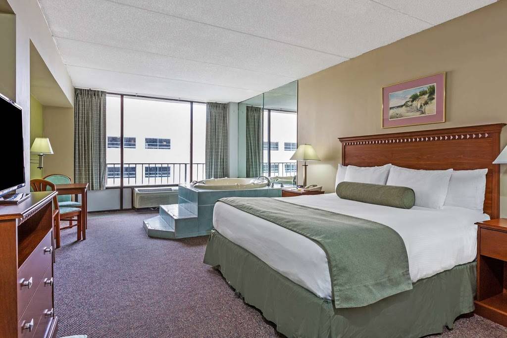 Days Inn by Wyndham Virginia Beach At The Beach | 1000 Atlantic Ave, Virginia Beach, VA 23451 | Phone: (757) 428-6141