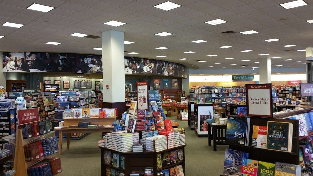 Barnes & Noble | The Commons at Holmdel 2134, NJ-35, Holmdel, NJ 07733, USA | Phone: (732) 275-0620