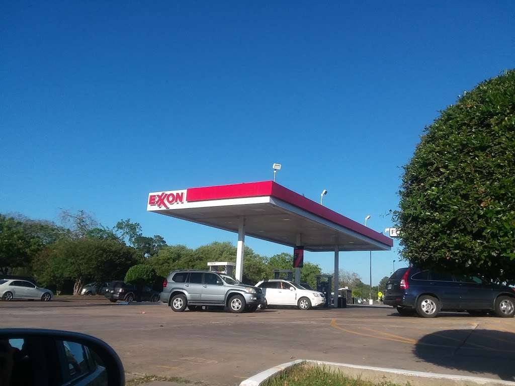 Exxon | 5699 Beechnut St, Houston, TX 77096 | Phone: (713) 774-4552