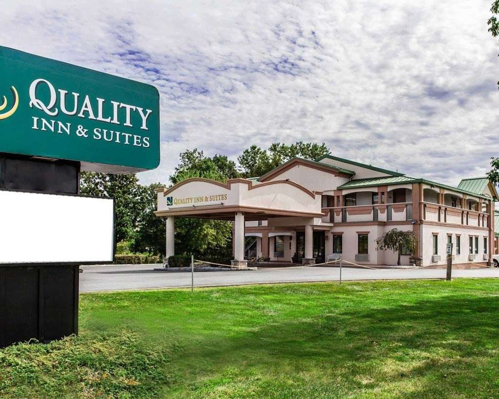 Quality Inn & Suites | 1905 John Fries Hwy, Quakertown, PA 18951, USA | Phone: (215) 538-3000