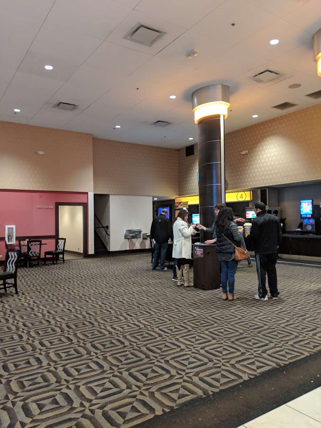 Marcus Elgin Cinema | 111 S Randall Rd, Elgin, IL 60123, USA | Phone: (847) 622-3023