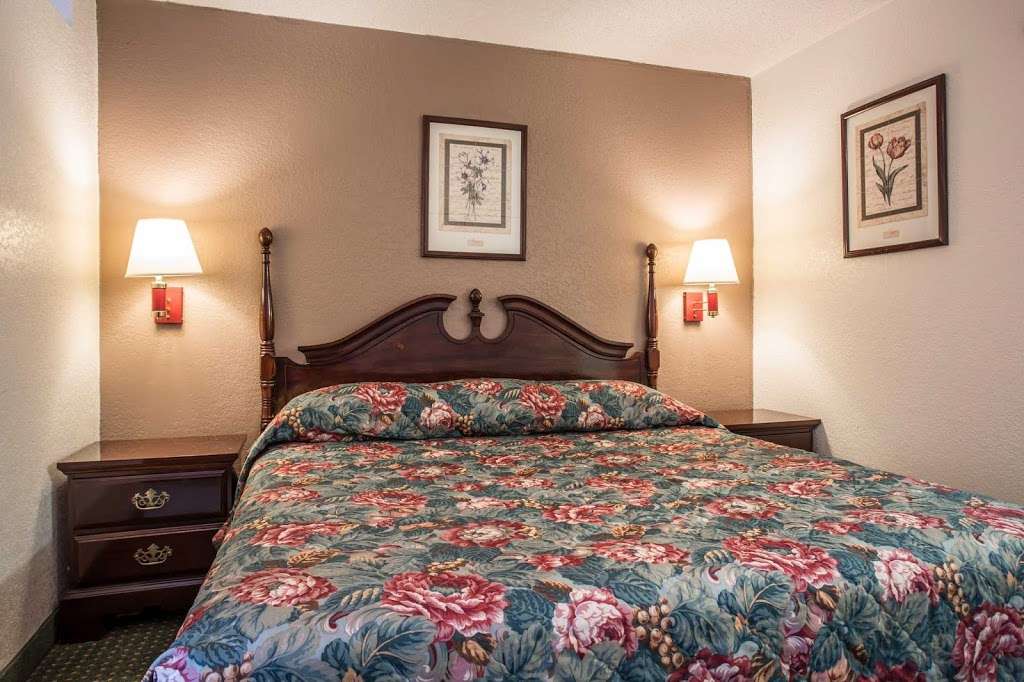 Econo Lodge | 3100 Cloverleaf Pkwy, Kannapolis, NC 28083, USA | Phone: (704) 786-3100