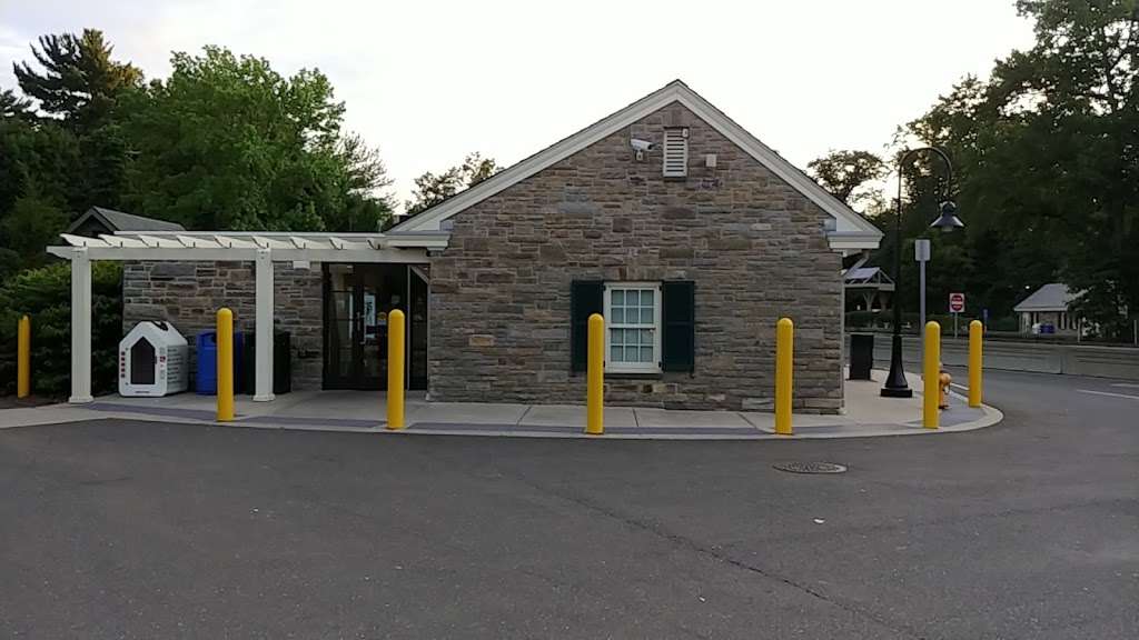 Mobil | Northbound, Merritt Pkwy, Greenwich, CT 06831 | Phone: (203) 717-1079