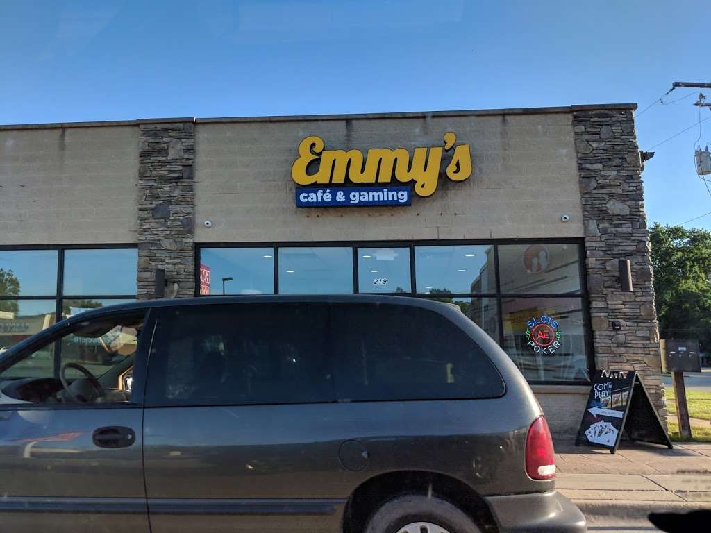 Emmys Cafe & Gaming | 219 E Main St, Braidwood, IL 60408, USA | Phone: (815) 390-5133
