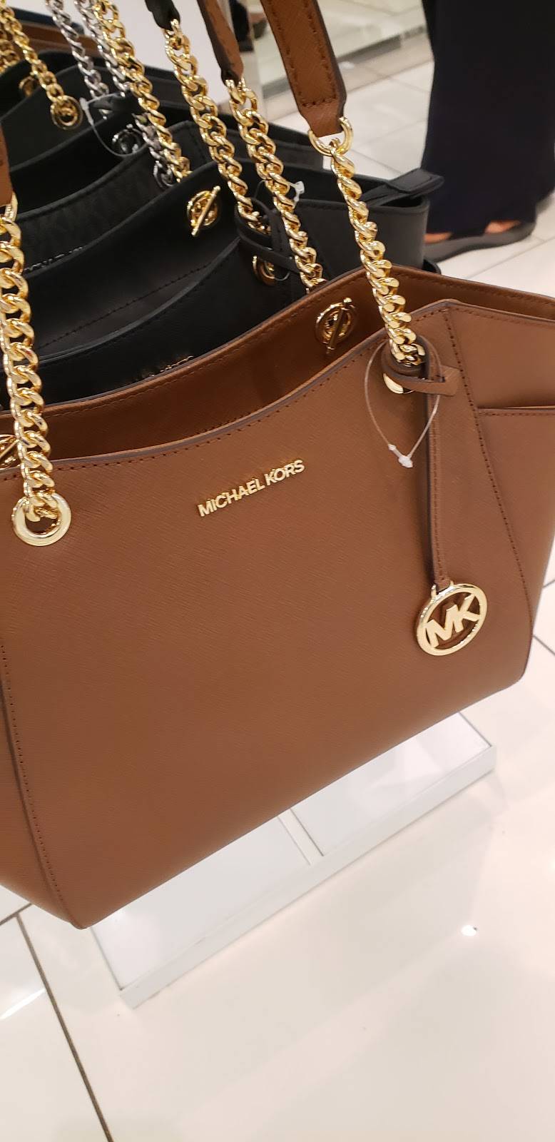 Michael Kors Outlet | 3925 Eagan Outlets Pkwy Suite 860, Eagan, MN 55122, USA | Phone: (651) 361-1091