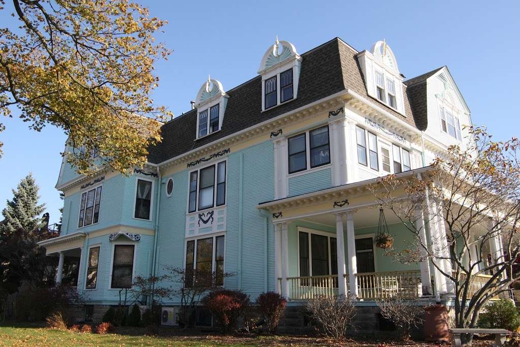 Christmas House Bed and Breakfast | 116 10th St, Racine, WI 53403, USA | Phone: (262) 770-4811