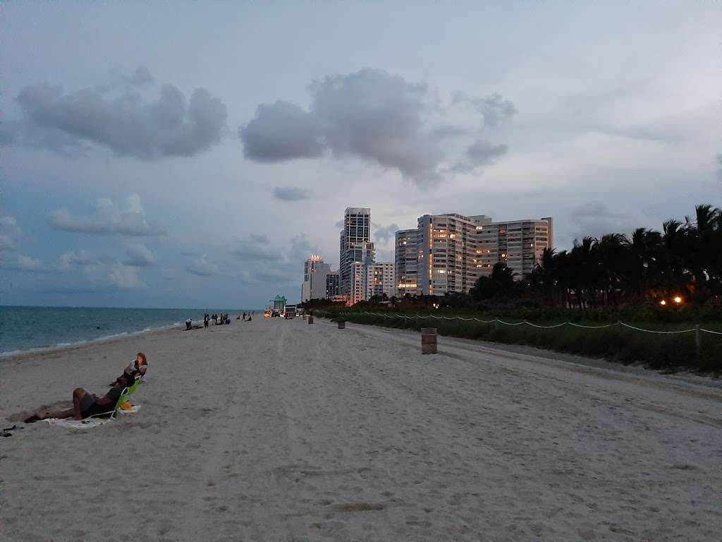 Av Collins Tiendas | 7198-7100 Collins Ave, Miami Beach, FL 33141, USA