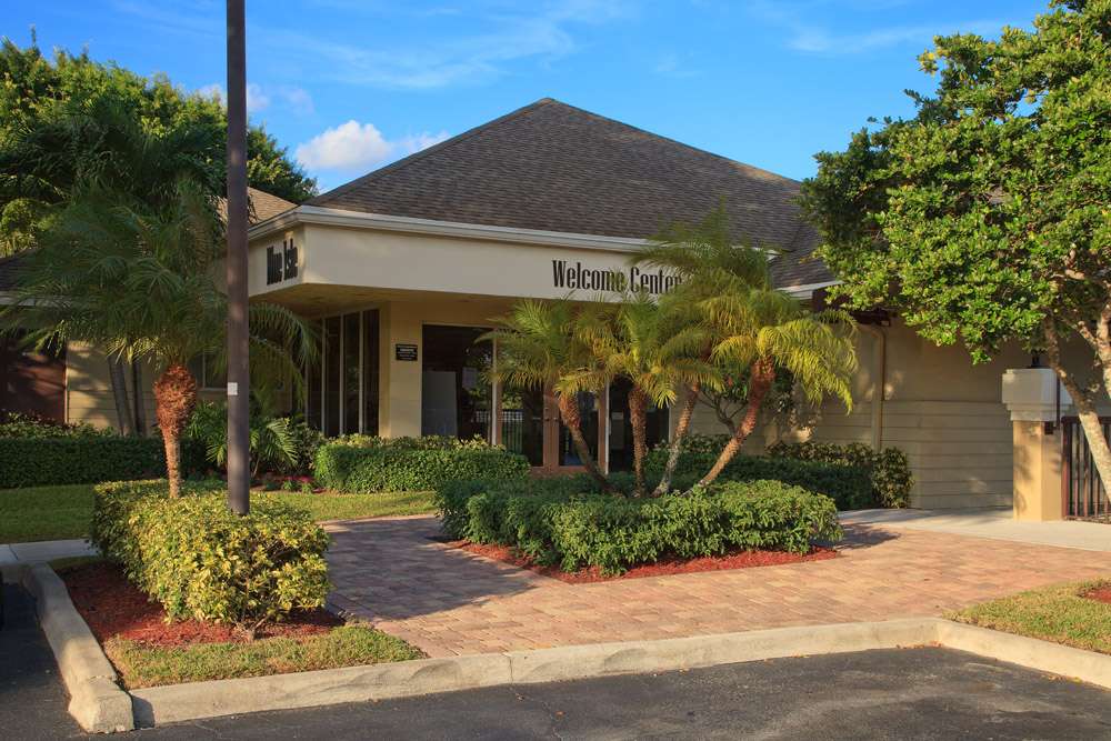 Blue Isle Apartments | 5100 W Sample Rd, Coconut Creek, FL 33073, USA | Phone: (954) 977-5007