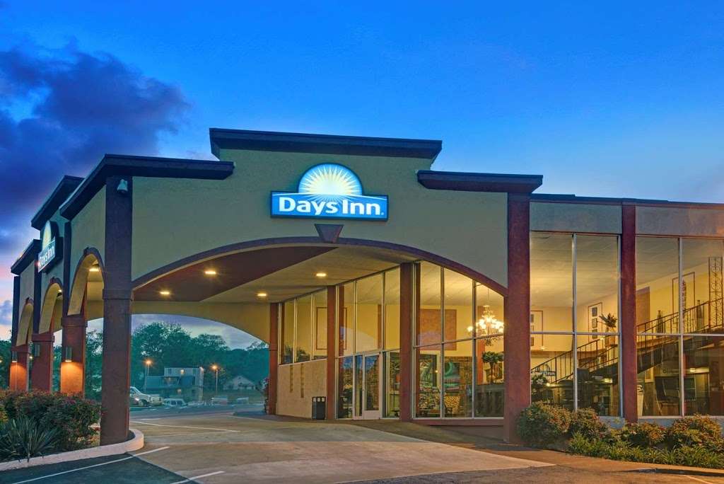 Days Inn by Wyndham Kansas City | 5100 E Linwood Blvd, Kansas City, MO 64128, USA | Phone: (816) 787-1045