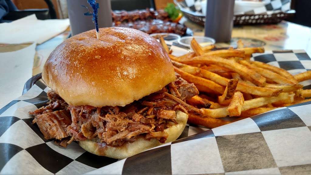 Oink & Moo Barbeque | 1006 E Main St, Richmond, MO 64085, USA | Phone: (816) 776-6465