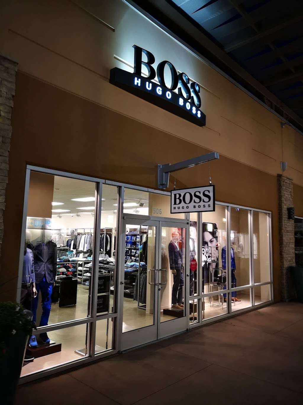 BOSS Outlet | 4976 Premium Outlets Way Ste #506, Chandler, AZ 85226, USA | Phone: (480) 639-1876