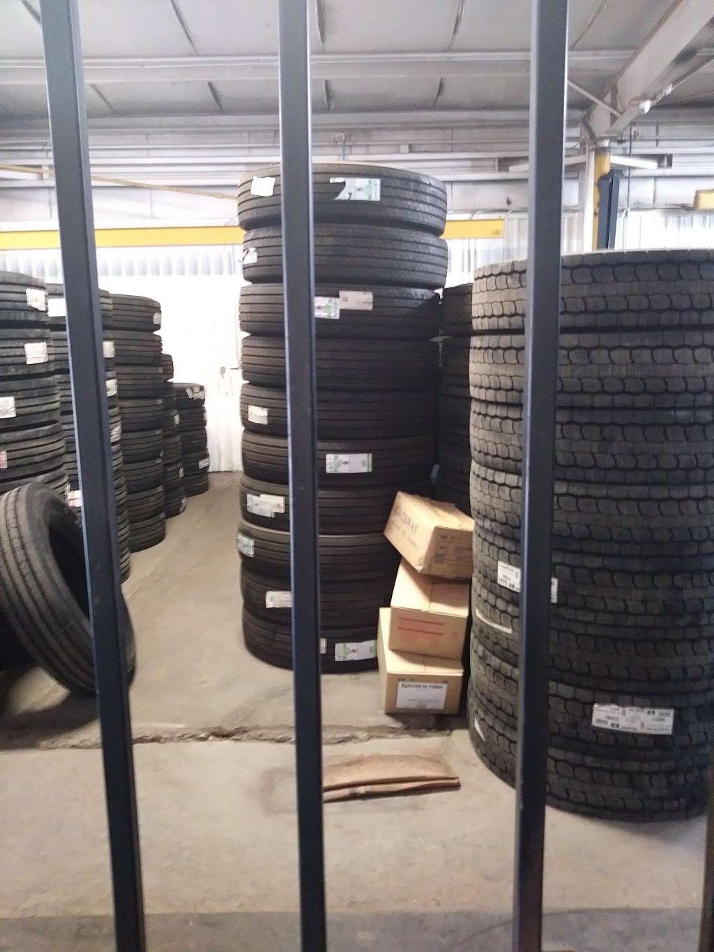 D.H. Tire Truck Tire Center | 1039, 3611 N McCarty St, Houston, TX 77029, USA | Phone: (713) 675-8473