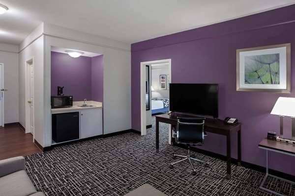La Quinta Inn & Suites by Wyndham Lubbock North | 5006 Auburn St, Lubbock, TX 79416 | Phone: (806) 749-1600