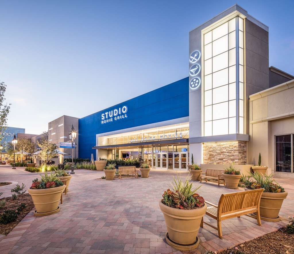 Studio Movie Grill | 1555 Simi Town Center Way, Simi Valley, CA 93065 | Phone: (805) 416-5339