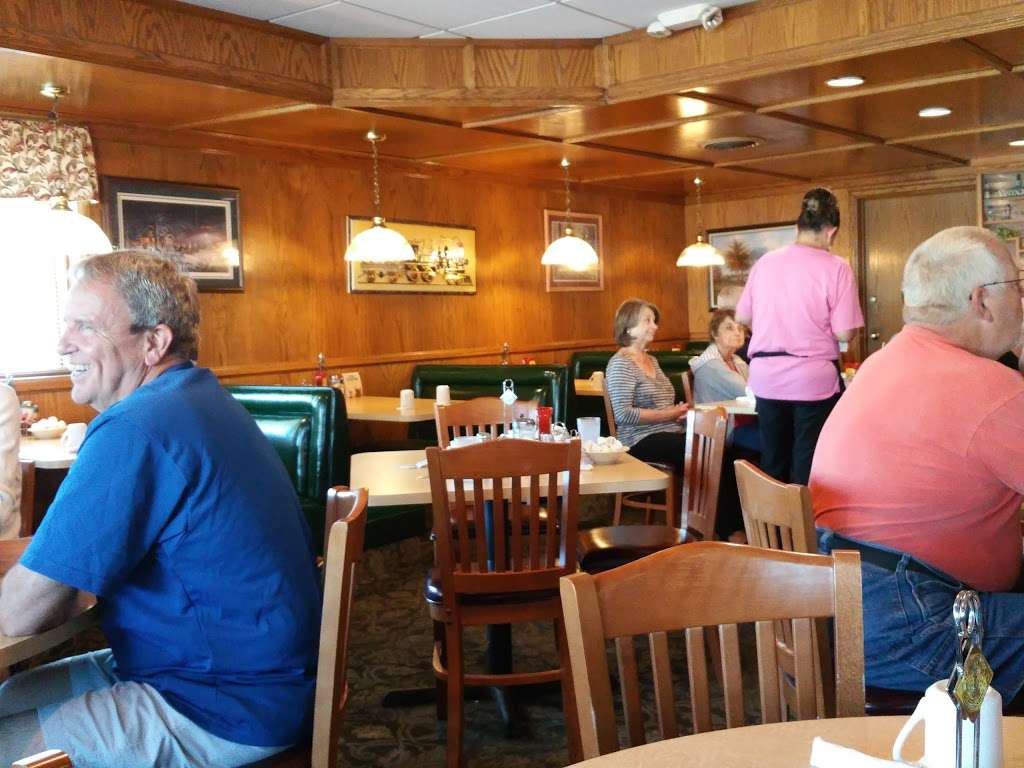 Castlewood Restaurant | 2811 Wisconsin St, Sturtevant, WI 53177 | Phone: (262) 886-9799