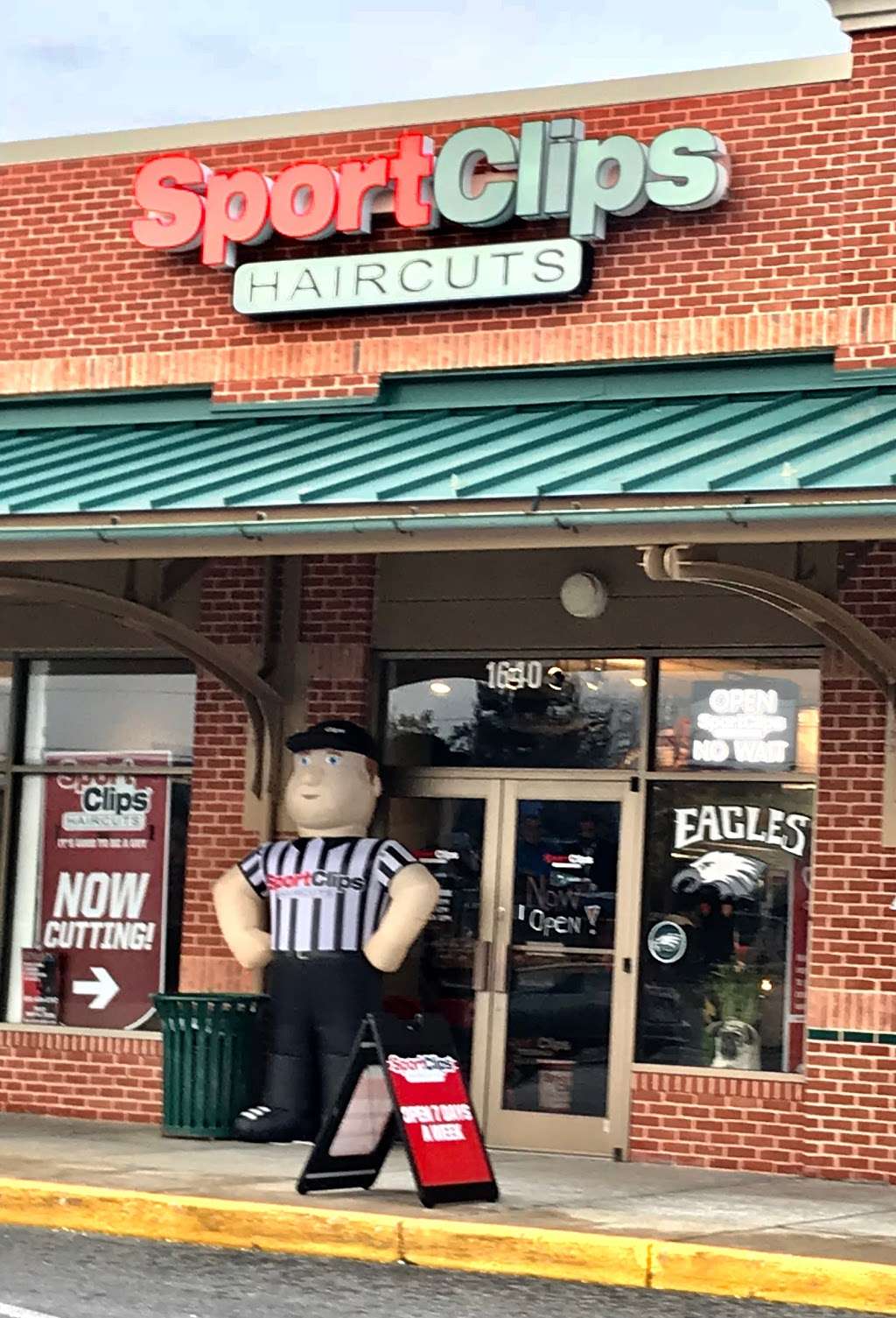 Sport Clips Haircuts of Moorestown - East Gate Square | 1640 Nixon Dr, Moorestown, NJ 08057 | Phone: (856) 242-9744